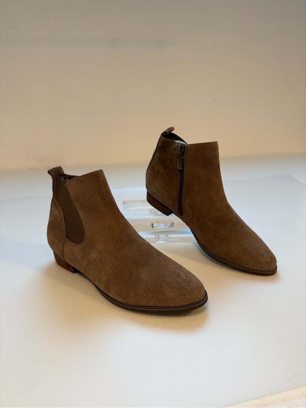 Blondo Women’s 8M Taupe Suede Waterproof Chelsea Ankle Boots Side Zip